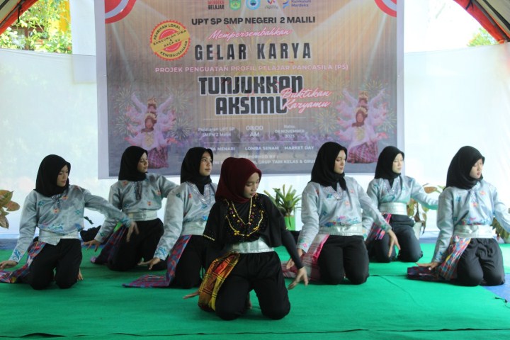 UNJUK KEBOLEHAN -- Suasana penuh semangat dan kegembiraan memenuhi UPT SP SMPN 2 Malili saat acara Gelar Karya Projek Penguatan Profil Pelajar Pancasila (P5) sukses dilaksanakan, Rabu (8/11).