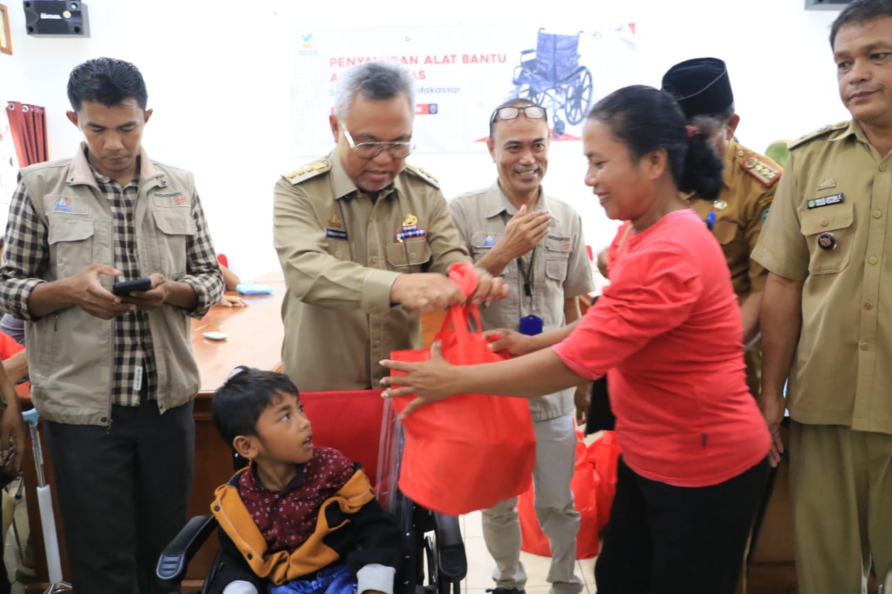 BANTUAN -- Bupati Luwu Timur, H Budiman menyerahkan bantuan dari Kementerian Sosial untuk penyandang disabilitas di Kantor Dinas Sosial, Pemberdayaaan Perempuan dan Perlindungan Anak (Dinsos P3A) baru-baru ini. 