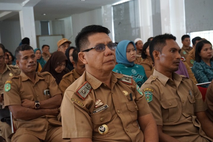 BUKA -- Bupati Luwu Timur H Budiman membuka sosialisasi Keluarga Indonesia Sadar Administrasi Kependudukan (KISAK) Tahun 2023  di Gedung Wanita Simpurusiang Malili, Selasa (14/11)