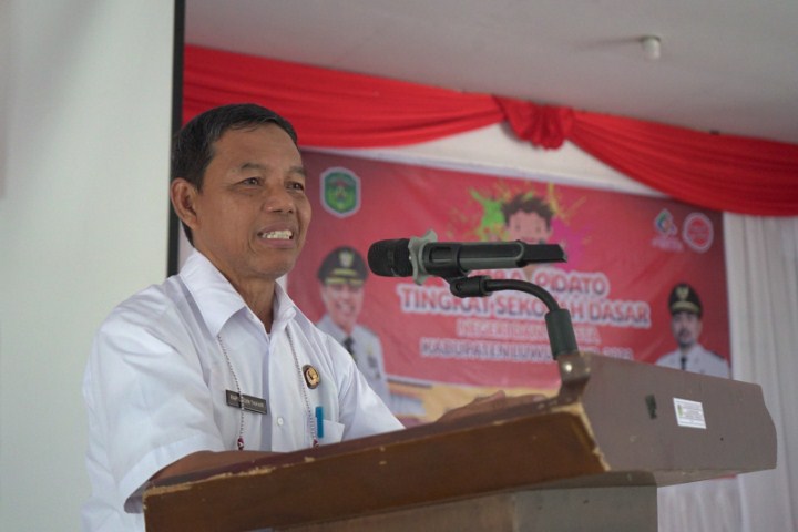 LOMBA -- Staf Ahli Pembangunan, Rapiuddin Tahir didampingi Staf Ahli Hukum dan Pemerintahan, dr. H. April membuka kegiatan lomba pidato tingkat SDN dan swasta tahun 2023, di Aula Dinas Pendidikan dan Kebudayaan Lutim, Rabu (22/11).