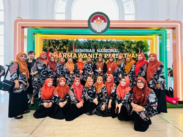 SEMINAR -- Ketua DWP Kabupaten Luwu Timur, Hj. Masrah Bahri Suli didampingi Penasihat DWP, Hj Sufriaty Budiman foto bersama usai mengikuti seminar nasional DWP tahun 2023 di The Tribrata Jalan Darmawangsa III Jakarta, Kamis (16/11).