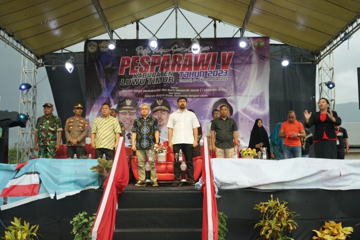 BERAKHIR -- Wabup Luwu Timur, Muhammad Akbar Andi Leluasa foto bersama usai menutup secara resmi Pesparawi V Kabupaten Luwu Timur di Lapangan Sirio-rio Kecamatan Towuti, Sabtu (4/11) kemarin.