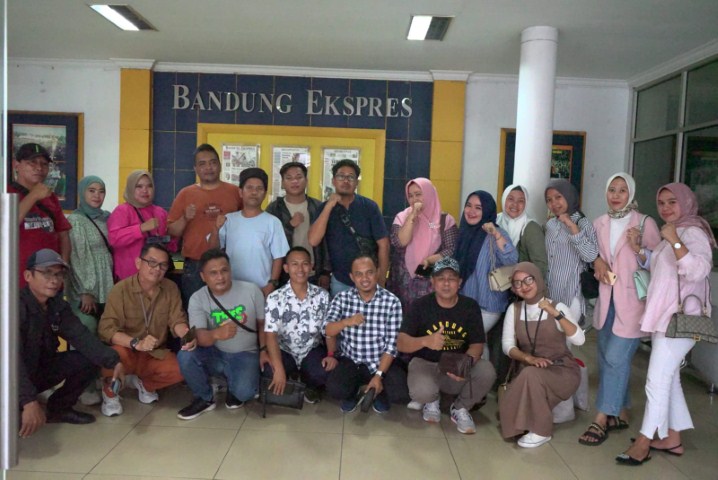 KUNJUNGAN --Rombongan study wawasan Diskominfo-SP Luwu Timur bersama media partner foto bersama usai mengunjungi kantor Redaksi Jabar Ekspres di Bandung, Jawa Barat baru-baru ini. 