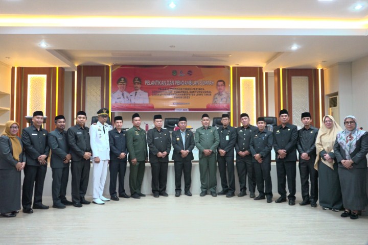 LANTIK -- Bupati Luwu Timur, H Budiman foto bersama usai melantik 31 orang pejabat struktural setingkat Pimpinan Tinggi Pratama, Administrator, Pengawas serta pejabat Fungsional Lingkup Pemerintah Kabupaten Lutim, di Aula Sasana Praja Kantor Bupati Lutim, Senin (13/11).