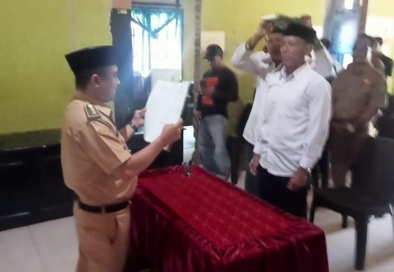 LANTIK -- Camat Burau Kabupaten Luwu Timur, Akbar Bahar melantik dua orang anggota BPD pengganti PAW, pada dua desa yakni Desa Bone Pute dan Desa Lauwo di Kantor Desa masing-masing.