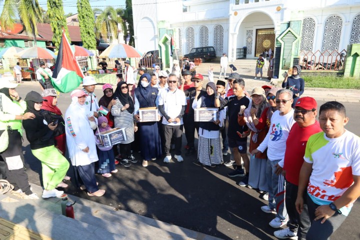 PEDULI PALESTINA -- Bupati Luwu Timur, H. Budiman, Wabup Mochammad Akbar Andi Leluasa, Ketua TP PKK Luwu Timur, Kepala OPD dan Camat Malili menyatu dengan masyarakat menggelar Aksi Solidaritas Peduli Palestina di Anjungan Sungai Malili, Minggu (5/11) pagi. Hadir 