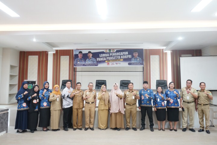 JUARA -- Peserta Lomba Pengucapan Panca Prasetya Korpri dalam rangka memeriahkan HUT Korpri ke 52 yang jatuh pada 29 November 2023 mendatang tingkat Kabupaten Luwu Timur foto bersama penetapan para pemenang oleh tim juri.