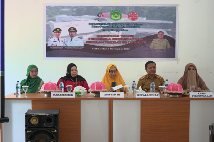 KOMPETENSI -- Dinas Perpustakaan dan Kearsipan Kabupaten Luwu Timur menggelar bimbingan teknis di Gedung Layanan Perpustakaan DPK Lutim, Selasa (7/11). Bimtek digelar dalam rangka meningkatkan kompetensi Pengelola Perpustakaan Tingkat SD dan SLTP.