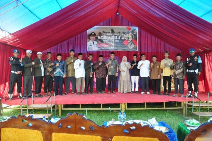 RENOVASI -- Bupati Luwu Timur, H Budiman meletakkan batu pertama Pembangunan Renovasi Masjid Baitul A'la Dusun Pabeta, Desa Manurung, Kecamatan Malili, Minggu (26/11).