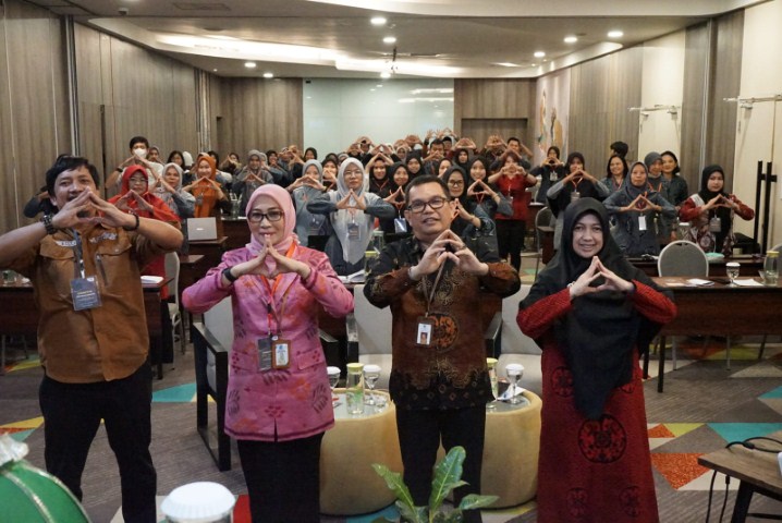 SOSIALISASI -- Diskominfo-SP Lutim menggelar sosialisasi dan coaching aplikasi SRIKANDI yang diikuti operator PKM, lurah dan kecamatan lingkup Pemkab Lutim di Hotel IBIS Style Sam Ratulangi, Makassar, Rabu (8/11). 