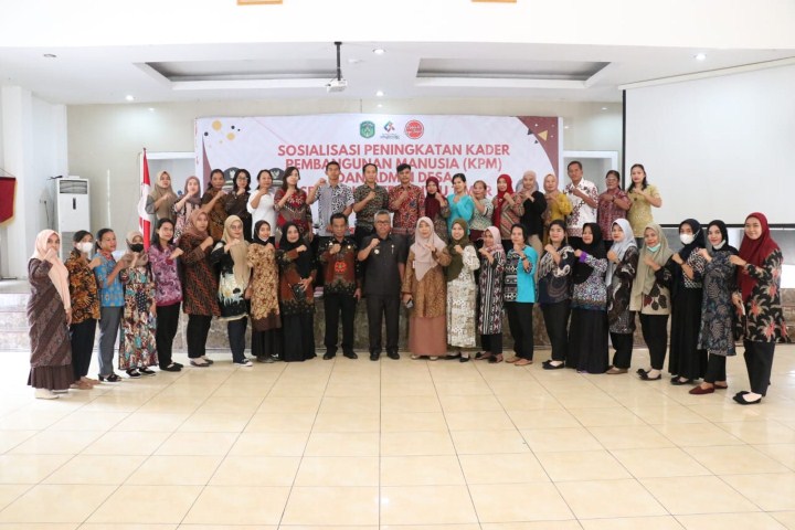 SOSIALISASI -- Bupati Luwu Timur H Budiman foto bersama usai membuka sosialisasi yang digelar Dinas Pemberdayaan Masyarakat dan Desa (DPMD) di Gedung Wanita Simpurusiang Malili, Kamis (23/11). 