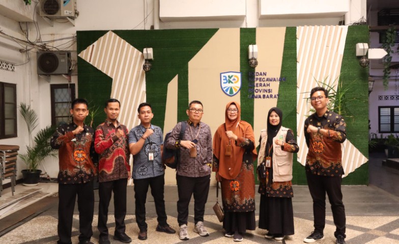 STUDI TIRU -- Rombongan Pemkab Lutim saat melakukan Study Tiru ke Provinsi Jabar terkait Implementation Management Talenta dengan System Merit. Rombongan Pemkab Lutim dipimpin Kepala BKPSDM, Rosmiyati Alwi. Kunjungan dilakukan di dua tempat yakni Kantor BKD Provinsi Jabar dan Kantor BKD Kabupaten Sumedang Jawa Barat. 