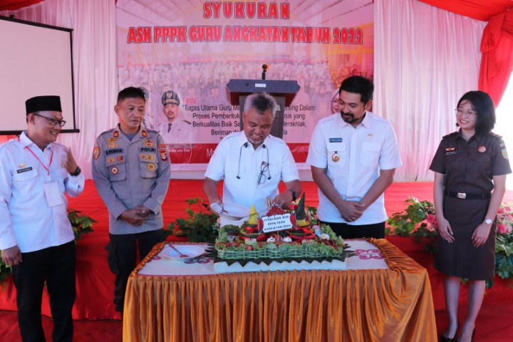 SYUKURAN -- Bupati Luwu Timur, H. Budiman didampingi Wakil Bupati, Mochammad Akbar Andi Leluasa menghadiri Syukuran ASN PPPK Guru Angkatan Tahun 2022 di Halaman Kantor Dinas Pendidikan dan Kebudayaan Lutim, Rabu (8/11).