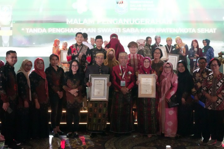 PENGHARGAAN -- Bupati Luwu Timur H Budiman hadir menerima penghargaan dari Kementerian Kesehatan RI, Selasa (28/11). Keduanya adalah penghargaan Kabupaten/Kota Sehat (KKS) Sawasti Saba kategori Wiwerda dan Sanitasi Total Berbasis Masyarakat (STBM) kategori madya.