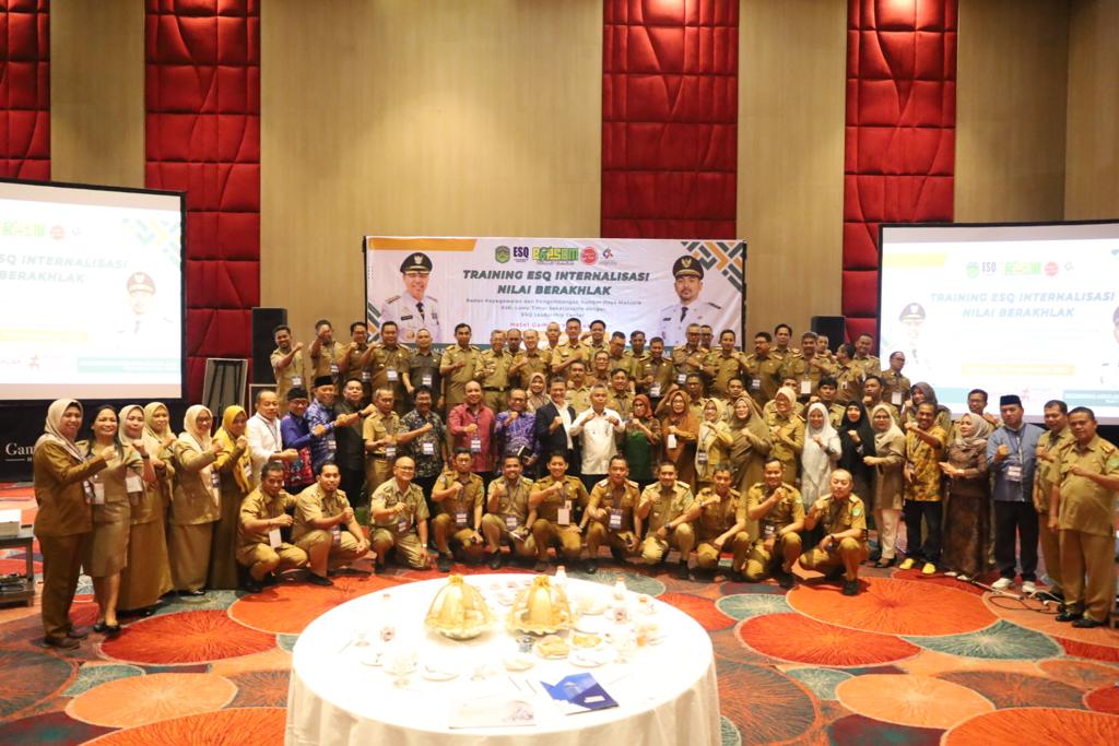 TUTUP -- Bupati Luwu Timur, H Budiman foto bersama usai menutup Training ESQ Internalisasi Nilai Berakhlak di Hotel Gammara makassar, Selasa (21/11). 