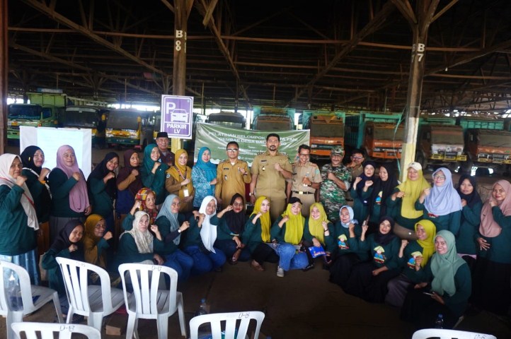 PELATIHAN --  Wabup Luwu Timur, Mochammad Akbar Andi Leluasa foto bgersama usai membuka kegiatan pelatihan Kelompok Wanita Tani Gembae Desa Balantang di Area Bekas Gedung Sezko, Desa Balantang, Kecamatan Malili, Selasa (28/11).