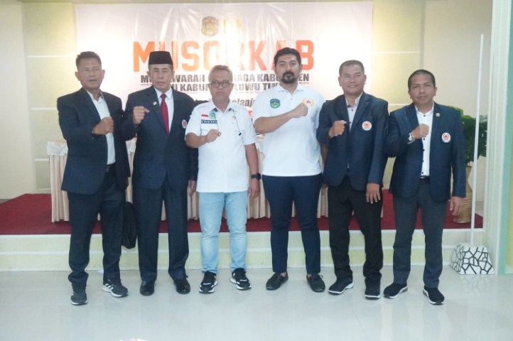 BUKA -- Bupati Luwu Timur H Budiman foto bersama usai membuka Musorkab KONI Kabupaten Luwu Timur Tahun 2023 selama dua hari 11-12 November 2023 di Hotel I Lagaligo Malili, Sabtu (11/11).