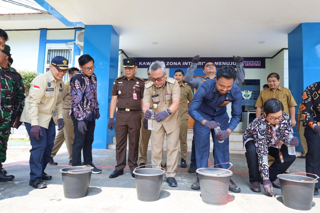 MUSNAHKAN -- Bupati Luwu Timur H Budiman bersama unsur Forkopimda, Asisten I, dan Kepala OPD menghadiri Pemusnahan Barang Milik Negara Hasil Penindakan Oktober 2022 sampai dengan Oktober 2023 KPPBC TMP C Malili di Kantor Bea Cukai Malili, Selasa (7/11).