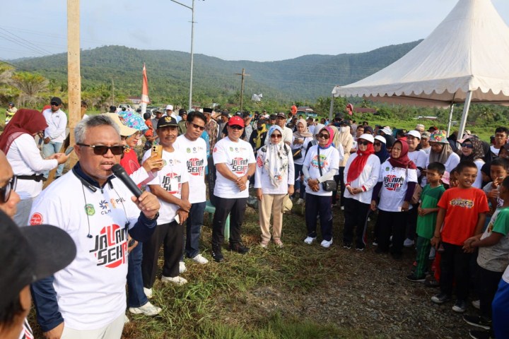JALAN SEHAT -- Ratusan warga di lima mengikuti Jalan Sehat Pemilu. Rombongan jalan sehat star di Pelataran RSUD Atue dan finis di Kolam Permandian Hawai Desa Atue Kecamatan Malili sekaligus ajang promosi Desa Wisata Kolam Hawai yang masuk dalam 300 besar ADWI Tahun 2023, Sabtu (25/11).