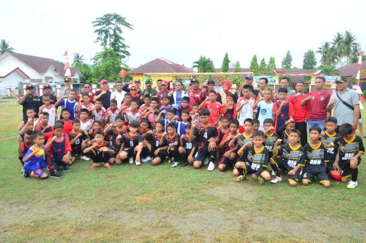 BUKA -- Bupati Luwu Timur, H Budiman saat membuka secara resmi Kejuaraan Sepakbola Forkopimda Lutim Cup I Antarklub U-13 2023 di Lapangan Sepakbola Desa Tampinna, Kecamatan Angkona, Minggu (26/11). Budiman foto bersama usai upacara pembukaan.