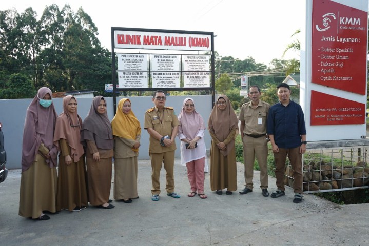 KUNJUNGAN -- Tim verifikasi lapangan (Verlap) dari Dinas Kesehatan Kabupaten Luwu Timur melakukan kunjungan di Klinik Mata Malili (KMM) terkait hasil assesment permohonan dalam rangka izin operasional KMM, Selasa (15/11).