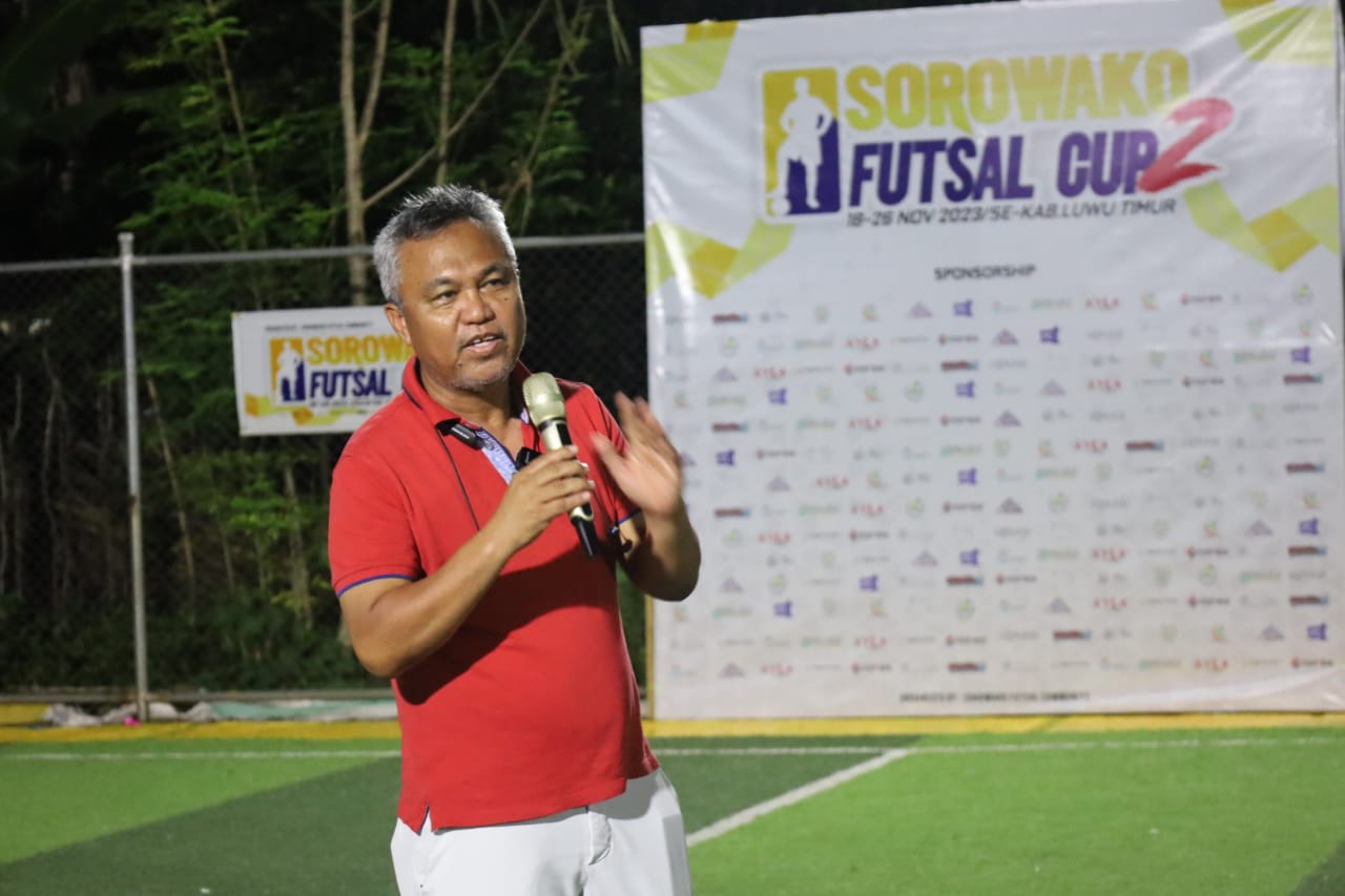 FUTSAL CUP -- Bupati Luwu Timur Budiman menyaksikan laga final sekaligus menutup secara resmi Sorowako Futsal Cup II Tahun 2023 antara  Budiro FC vs The Gamst FC di Lapangan Futsal Lamoare, Camp Security, Sorowako baru-baru ini. 