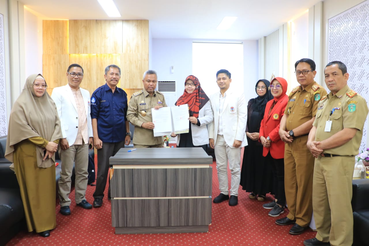 KERJASAMA --  Bupati Luwu Timur Budiman foto bgersama usai menandatangani komitmen pengembangan sektor pendidikan melalui perjanjian kerjasama antara Pemkab Luwu Timur dengan Unhas dan Unanda Palopo di  Lounge Kantor Bupati Luwu Timur, Selasa (14/11).