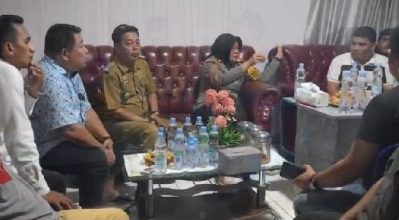 IST MEDIASI -- Tripika Kecamatan Mariso bersama ketua RW dan tokoH masyarakat dari Jalan Rajawali dan Jalan Seroja memediasi terjadinya perkelahian antar kelompok.