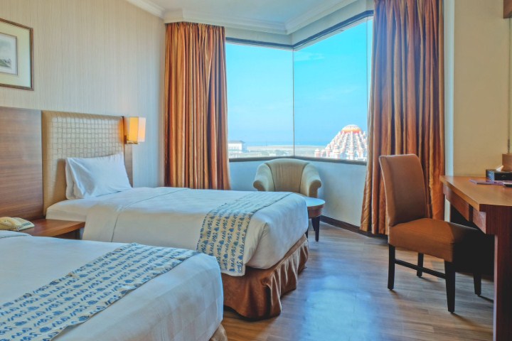 MEMUKAU -- Pemandangan yang memukau dengan view kawasan Pantai Losari dan Masjid Kubah 99, membuat tamu yang datang akan terkesan dan menyimpan kenangan untuk kembali lagi ke Hotel Almadera.