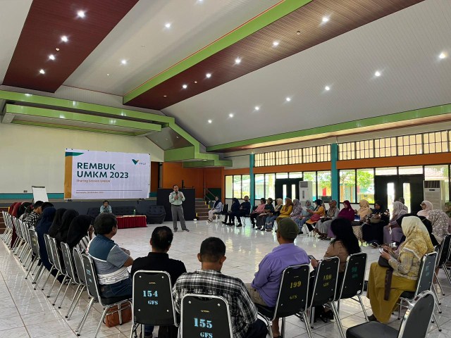 MOTIVASI -- Para UMKM yang ikut dalam Rembuk UMKM begitu antusias mendengarkan pemaparan motivasi dari salah seorang mentor.