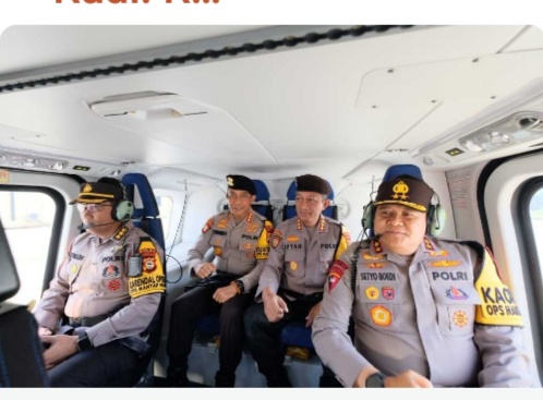 IST PANTAU -- Kapolda Sulsel (kiri) sedang melakukan pemantauan kegiatan jalan santai Cawapres Gibran melalui udara.