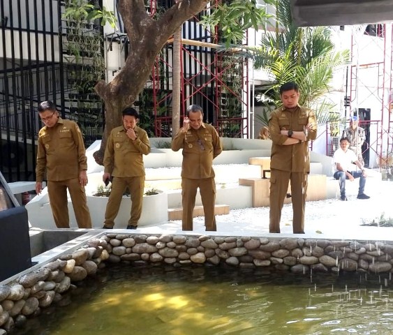IST PANTAU -- Bupati Gowa, Adnan Purichta Ichsan saat memantau progres pembangunan taman Adnan-Kio dalam area perkantoran Pemkab Gowa. 