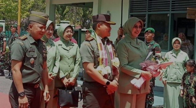 KUNKER -- Danrem 141/TP Brigjen (TNI) Sugeng Hartono dan Dandim 1405/Parepare Letkol (Inf) Hastiar Hatta didampingi Ketua Persit Kartika Candra Kirana saat kunjungan kerja baru-baru ini.