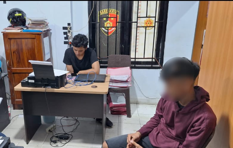 DIAMANKAN -- Dua pemuda yang melakukan aksi ugal-ugalan dijalan raya diamankan polisi dan kini dilakukan pemeriksan oleh penyidik Polres Parepare   
