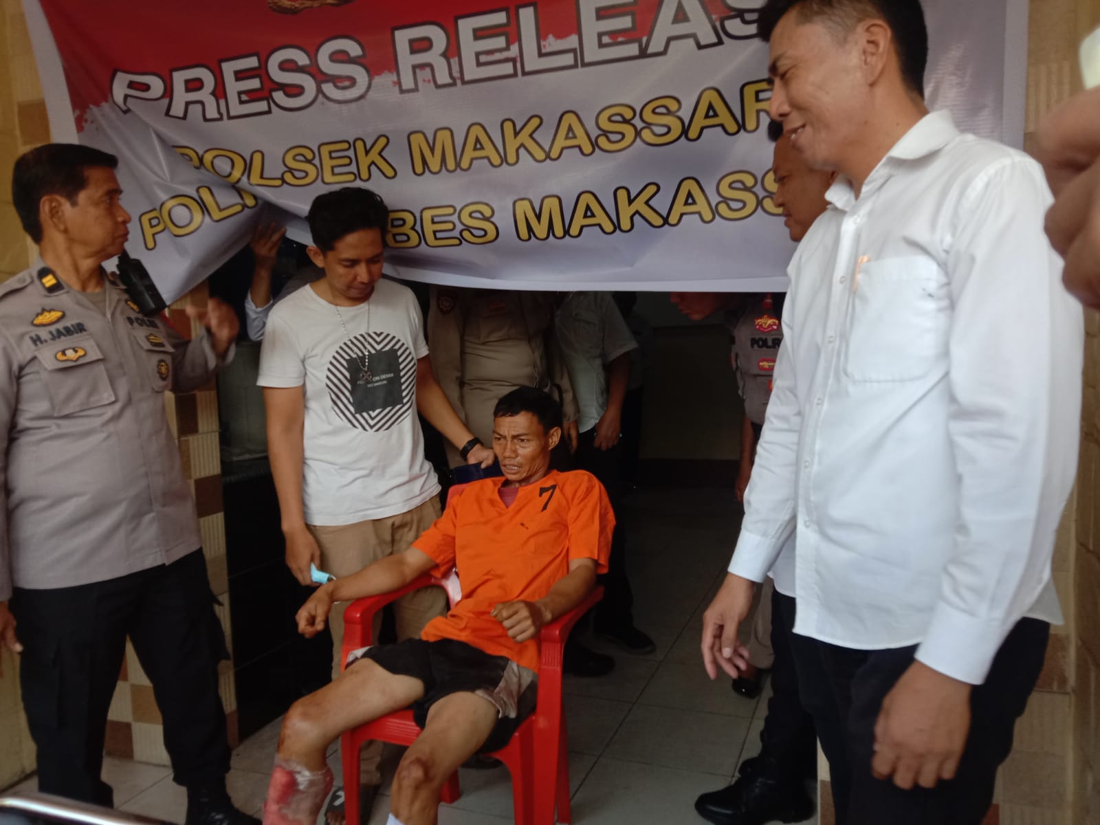 BKM/JULDAM PEMBUNUHAN -- Pelaku pembunuhan di Jalan Muhammad Yamin hanya bisa meringis menahan rasa sakit di kakinya setelah dilumpuhkan dengan timah panas, saat mencoba kabur ketika akan ditangkap.