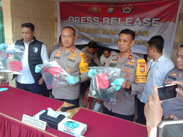 PEMBUNUHAN -- Kapolrestabes Makassar didampingi Kasat Reskrim Polrestabes, Kasi Humas Polreatabes serta Kapolsek Makassar memberikan keterangan pengungkapan kasus pembunuhan dan pemerkosaan di Polsek Makassar. terduga pelaku dengan penjagaan ketat personel kepolisian hanya bisa terduduk pasrah setelah dihadiahi timah panas karena melakukan perlawanan dan mencoba melarikan diri saat akan ditangkap.