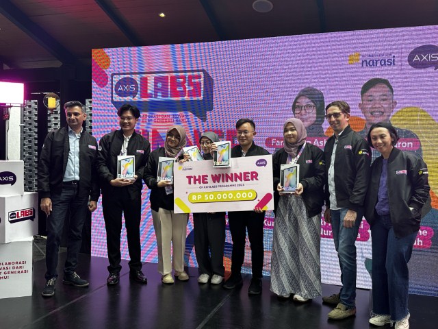PEMENANG -- Group Head Youth Segment XL Axiata, Azher Javid (kiri), Chief Marketing Officer XL Axiata, Alfons Bosch Sansa (kedua kanan), dan Head Youth Marketing Communication XL Axiata, Nahdiah Estu Pawestri (kanan) bersama pemenang pertama AxisLabs 2023 yang berasal dari Jakarta, di Resto Bale Nusa, Jakarta, Kamis (16/11).