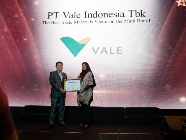 CSA AWARD -- Senior Manager Investor Relations PT Vale, Glorinophika (kanan) menerima CSA Awards 2023 kategori The Best Materials Sector on the Main Board.