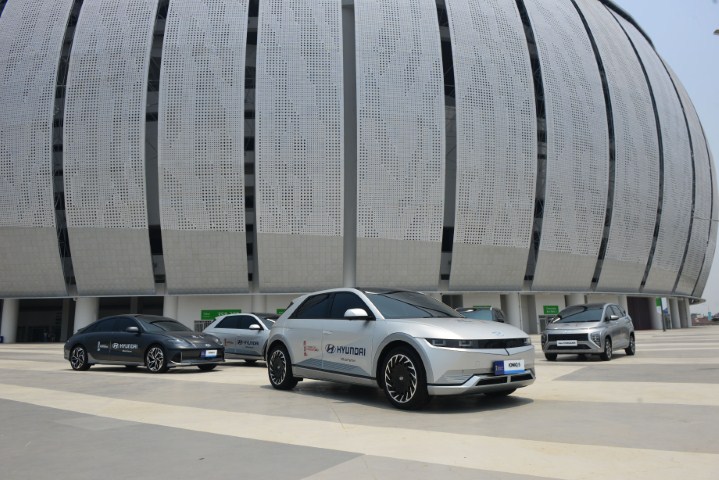 PENYERAHAN UNIT -- Hyundai saat menyerahkan 148 unit kendaraan yang terdiri dari IONIQ 5 dan IONIQ 6, serta CRETA, STARGAZER, dan PALISADE.
