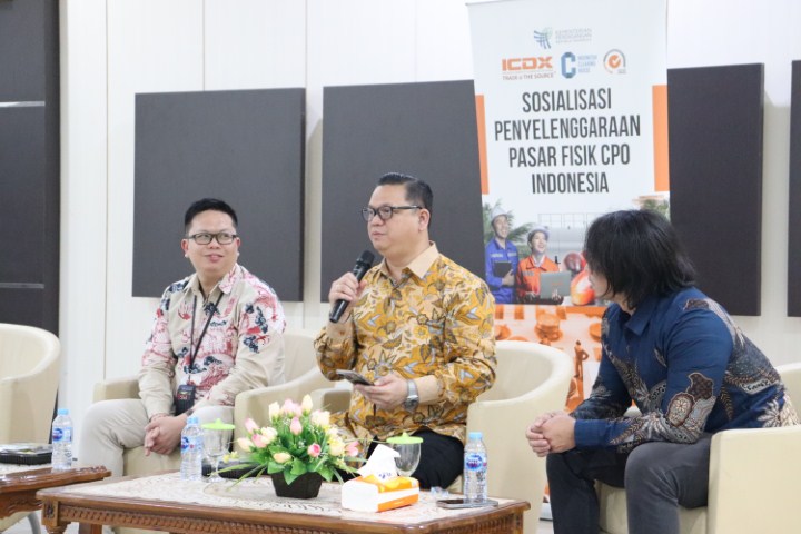 PERDAGANGAN CPO -- Vice President Bursa CPO Indonesia Commodity and Derivatives Exchange (ICDX), Yohanes F Silaen (tengah), memberikan paparan tentang pelaksanaan perdagangan CPO melalui Bursa.