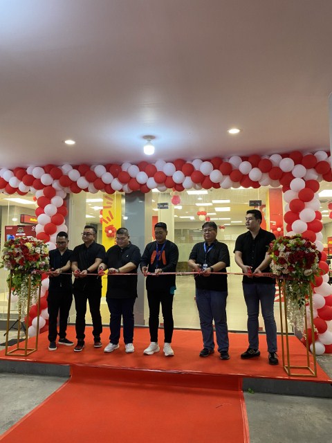 PERESMIAN -- Head of Region IV Erajaya Digital, Naldi Hendrawan (tiga dari kanan) bersama manajemen Erajaya Digital lainnya melakukan pengguntingan pita sebagai tanda peresmian Erafone & More pertama di Pulau Sulawesi.