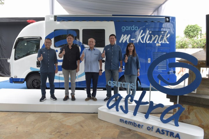 PERESMIAN -- Kiri ke kanan: Operation Director Asuransi Astra, Hendry Yoga, Executive in Charge Astra Financial, Rudy Chen, Director in Charge Astra Financial, Suparno Djasmin, President Director Asuransi Astra, Christopher Pangestu, dan Marketing–Commercial & Health Business Director Asuransi Astra, Indah Octavia saat peresmian layanan terkini dari Garda Medika, yakni Garda M-Klinik dan fitur terbaru Garda Mobile Medcare, Express Appointment.