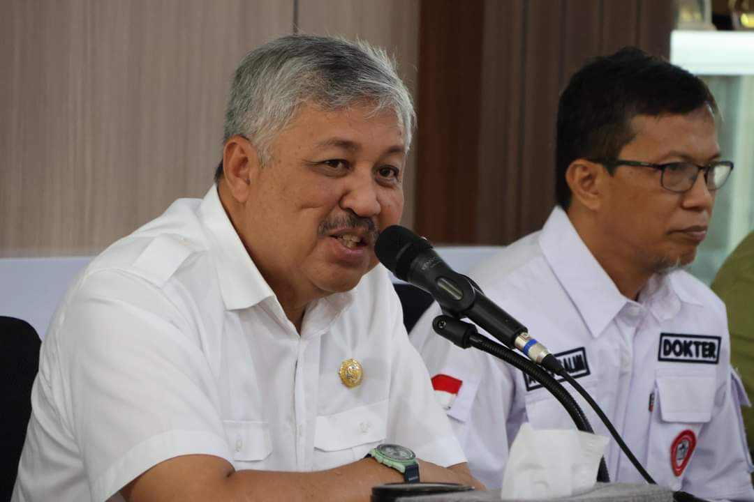 TERIMA DOKTER --  Bupati Pinrang Irwan Hamid saat menerima 33 orang dokter yang akan menjalani program dokter internship yang diselenggarakan Kementerian Kesehatan Republik Indonesia, Rabu (22/11).