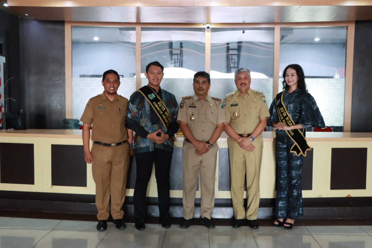 DUKUNG -- Bupati Pinrang Irwan Hamid menyampaikan dukungannya kepada dua orang perwakilan Pemilihan Duta Wisata tingkat Provinsi Sulsel di Lounge Kantor Bupati Pinrang, Senin (6/11). 