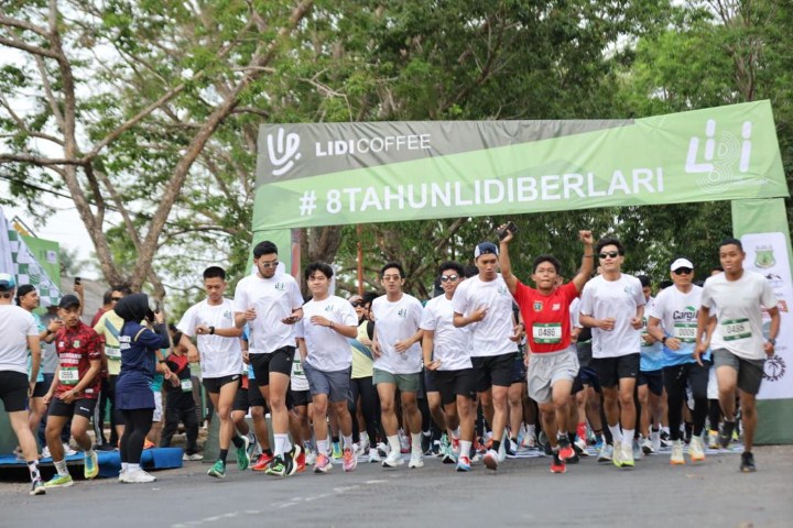LEPAS PESERTA -- Bupati Pinrang Irwan Hamid melepas peserta Lidi Run 2023 di Cafe Lidi dalam rangka memeriahkan delapan tahun berdirinya salah satu coffee shop di jantung Kota Pinrang baru-baru ini.