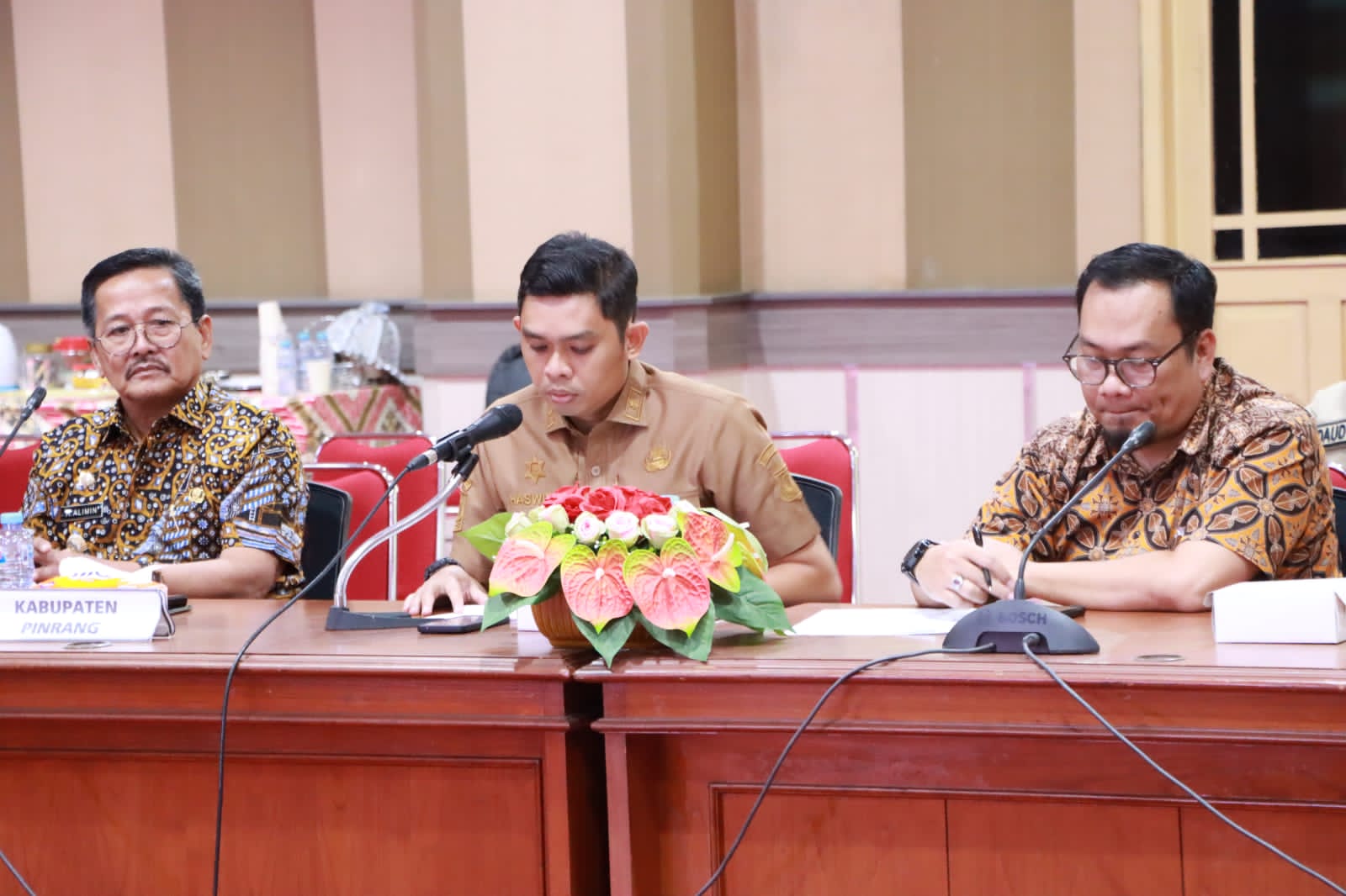 PRESENTASI -- Wabup Pinrang H Alimin berkesempatan melakukan presentasi pada kegiatan Monev Keterbukaan Informasi Publik (KIP) Tahun 2023 di Gedung Komisi Informasi Provinsi Sulsel, Kamis (9/11).
