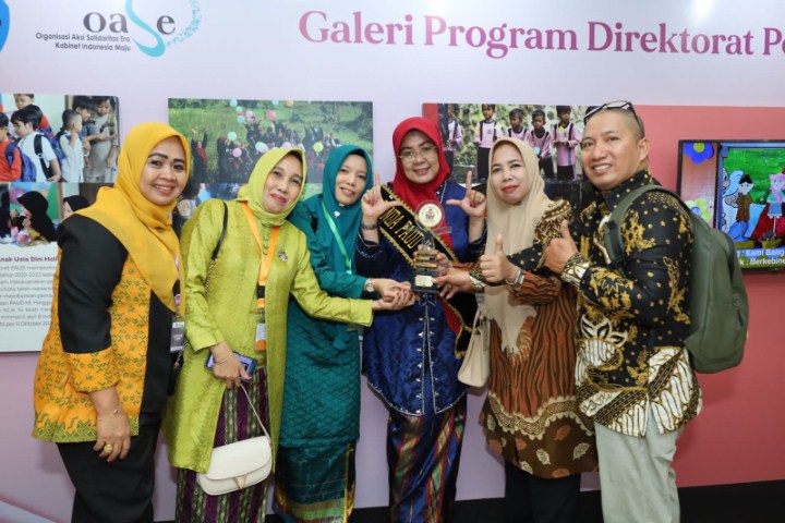 PENGHARGAAN -- Bunda Pendidikan Anak Usia Dini (PAUD) Kabupaten Pinrang Hj A Sri Widiyati Irwan foto bersama usai menerima penghargaan Apresiasi Bunda PAUD tingkat Nasional Tahun 2023, Rabu (8/11).