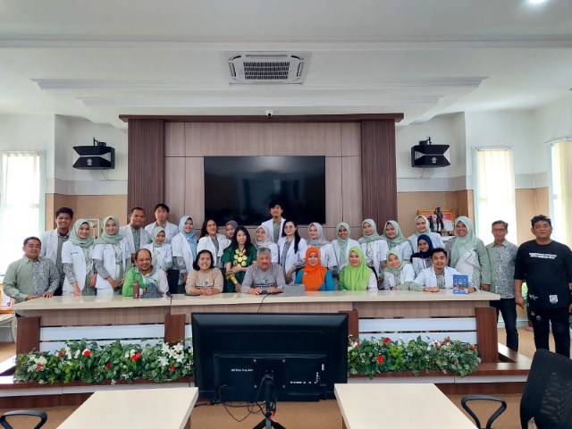 DILEPAS -- Sebanyak 12 orang dokter program internship selesai melaksanakan tugasnya setelah selama setahun mengabdi di berbagai wilayah di Kabupaten Pinrang. Mereka secara resmi dilepas oleh Bupati Pinrang Irwan Hamid di ruang rapat Bupati Pinrang, Minggu (5/11).