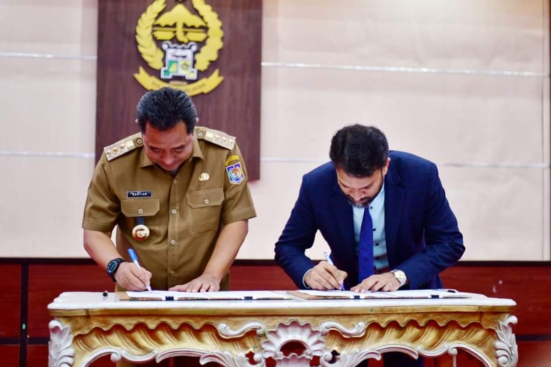 TEKEN KERJASAMA -- Pj Gubernur Bahtiar menandatangani naskah kerjasama dengan PT Yas Exports International terkait ekspor komoditas Pisang yang menjadi salah satu program Pemprov di Kantor Gubernur Sulsel, Senin (27/11).