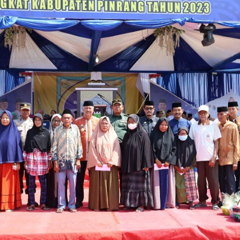 MAULID AKBAR -- Bupati Pinrang Irwan Hamid menghadiri peringatan Maulid Akbar Nabi Besar Muhammad SAW di Kecamatan Mattiro Sompe, Kamis (23/11).